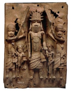 Raubkunst in europäischen Museen. Im Bild: Eine der 1897 erbeuteten Benin Bronzen im British Museum. Der französische Staatspräsident Emmanuel Macron versprach 2017 bei einem Besuch in Burkina Faso einen Neuanfang im Umgang mit dem kolonialen Erbe: „Das afrikanische Erbe darf kein Gefangener europäischer Museen sein.“