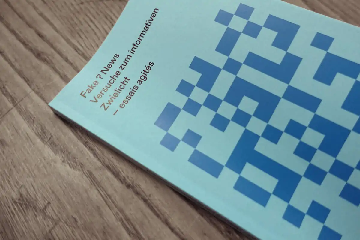 Zingg, Martin; Mazenauer, Beat (Hrsg.). 2019. Fake ? News Versuche zum informativen Zwielicht. Bern