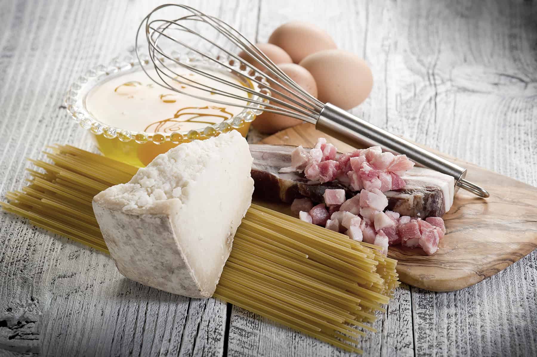 Zutaten für Spaghetti Carbonara: Pecorino, Pasta, Bauchspeck, Eier (Bild: Marco Meyer).