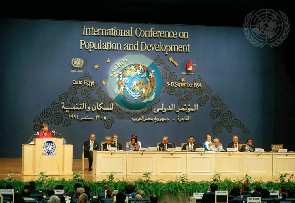 Die norwegische Premierministerin und spätere UNO Generaldirektorin Gro Harlem Brundtland (ganz links) : "Wir betonten anstelle der einseitig demographischen Zielsetzung eines geringeren Bevölkerungswachstums die Notwendigkeit, die reproduktive Gesundheit zu verbessern." (Bild: UN Photo)